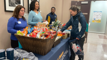Advisors hand out snacks and swag items to CA&ES students at Study Break.