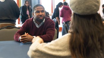 A CA&ES advisor talks with a student during UAP's Slice of Advising event.
