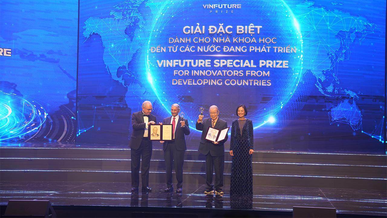 Gurdev Singh Khush, second from left, receives a Special Prize for Innovators from Developing Countries from the VinFuture Foundation during a ceremony in Hanoi, Vietnam. Khush's co-recipient is Xuan Vo-Tong, a professor at Nam Can Tho University, in Vietnam, third from left.